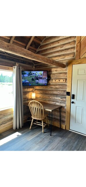 Interior - Harvey’s River Retreat 30 minutes from Yellowstone (Island Park)