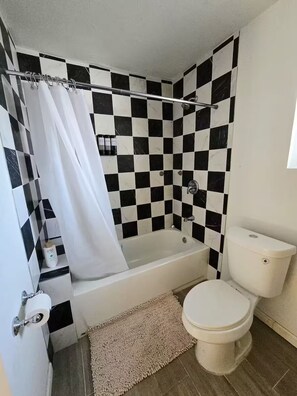 Toallas, jabón, papel de baño 