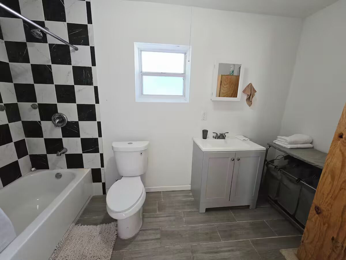 Serviettes fournies, savon, papier de toilette