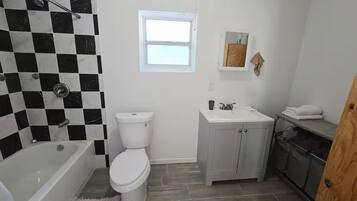 Serviettes fournies, savon, papier de toilette