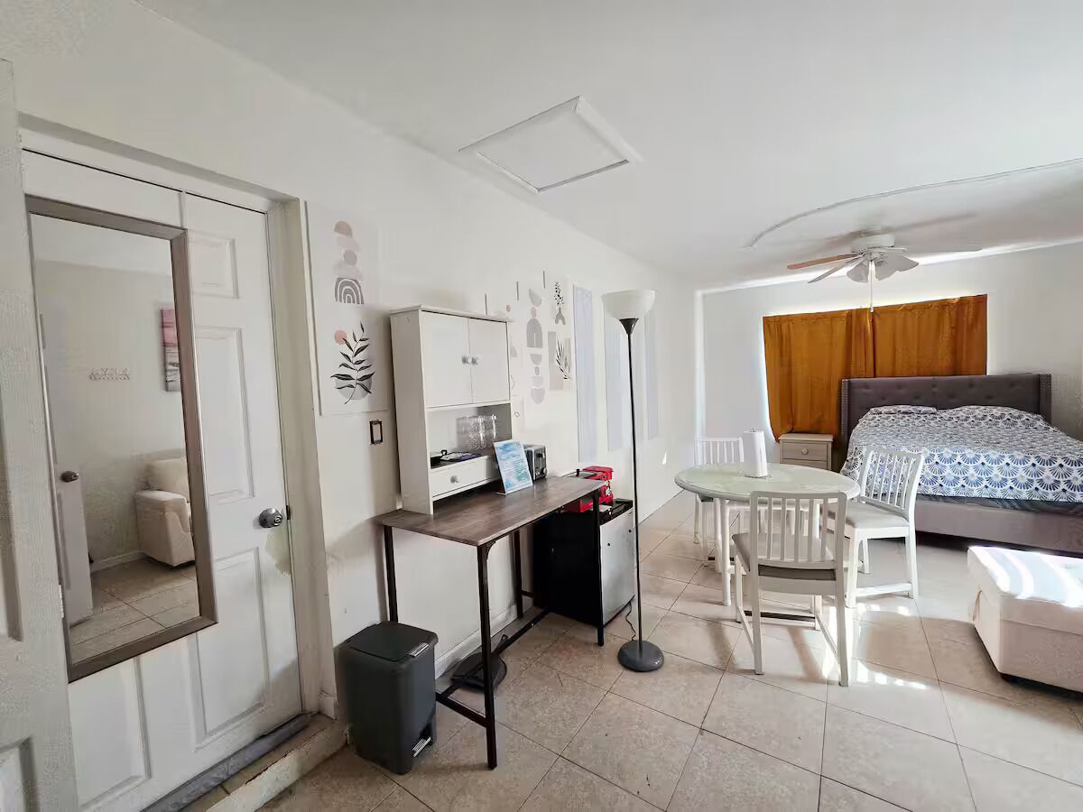 1 habitación, tabla de planchar con plancha, wifi y ropa de cama 