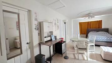 1 habitación, tabla de planchar con plancha, wifi y ropa de cama