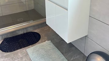 Apartment, 1 Bedroom, Smoking, Patio | Bathroom