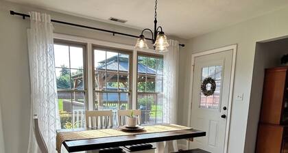 Family Retreat 2 King Beds Fenced Yard Gazebo Fire Pit - Sleeps 6-7