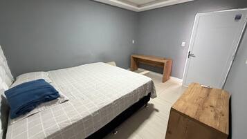 2 quartos, ferros/tábuas de passar roupa, Wi-Fi, roupa de cama