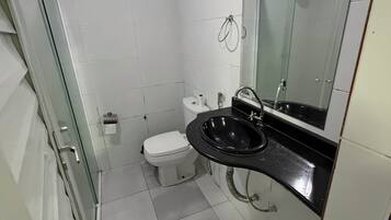 Dusche, Haartrockner, HandtĂŒcher, Seife