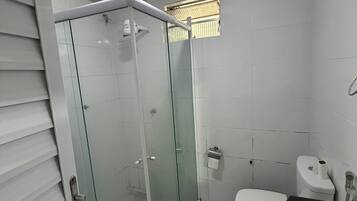 Dusche, Haartrockner, HandtĂŒcher, Seife
