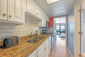 Coffee/tea maker, fridge, microwave, oven - Oceanview Grand Cayman Amazing Decor & Pool Access (Myrtle Beach)