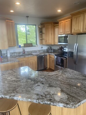 Coffee/tea maker, fridge, microwave, oven - High Country Haven - Stunning Mountain Lodge with Incredible Panoramic Views (Show Low)