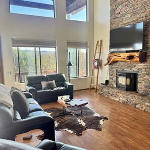 Smart TV, fireplace, video games, foosball - High Country Haven - Stunning Mountain Lodge with Incredible Panoramic Views (Show Low)