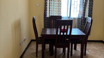 Apartemen, 3 kamar tidur, Bebas Asap Rokok | Dilengkapi dengan perabotan berbeda-beda, meja kerja, dan Wi-Fi gratis