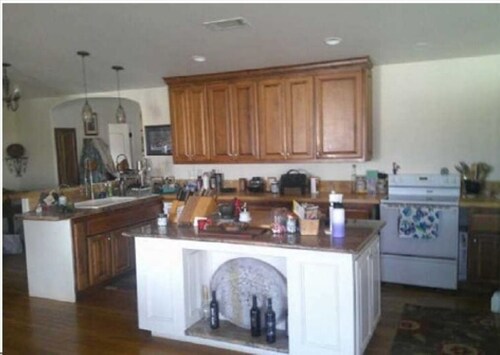 3-bedroom house in soothing Oceanside with fitness room, pool access.