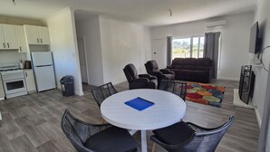 Un apartamento moderno con comedor, cocina y sala de estar.