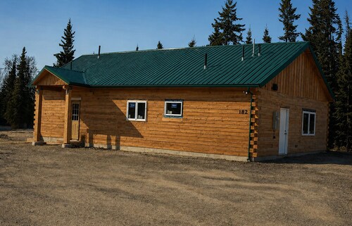 Soldotna Silver Tip Lodge —2BR Log Home 5 Minutes from World-Class Kenai Fishing