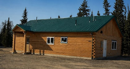 Soldotna Silver Tip Lodge —2BR Log Home 5 Minutes from World-Class Kenai Fishing