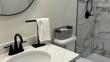 Douche, sèche-cheveux, serviettes fournies, savon