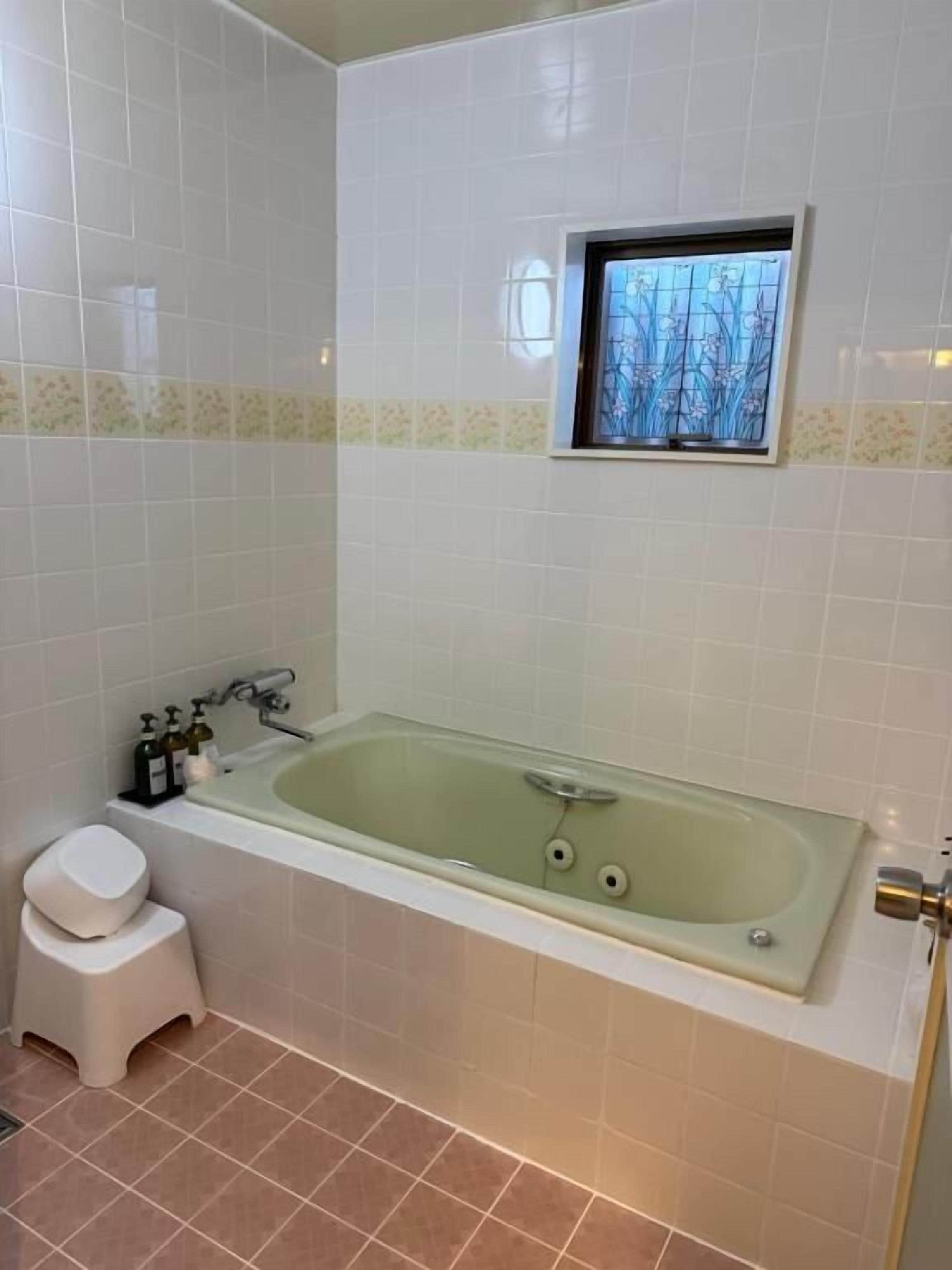 Deluxe Double or Twin Room, Multiple Beds, Non Smoking | Bathroom | Separate tub and shower, free toiletries, hair dryer, towels