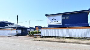 A building with a sign reading 'DOLPHIA' and a gated entrance. - hotel dolphia – Adults Only (Daisen)