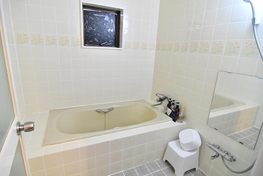 Superior Suite, Non Smoking | Bathroom | Separate tub and shower, free toiletries, hair dryer, towels