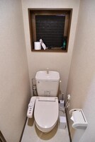 Suite estándar, 1 cama de matrimonio, no fumadores | Baño | Bañera y ducha independientes y artículos de higiene personal gratuitos