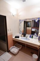 Standard Suite, 1 Queen Bed, Non Smoking | Bathroom