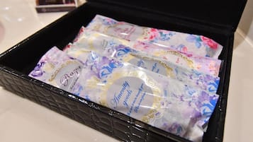 Bồn tắm và buồng tắm vòi sen riêng, đồ dùng nhà tắm miễn phí