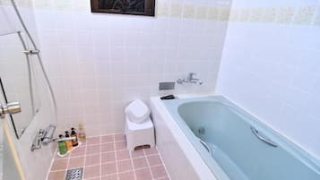 Suite Standar, Bebas Asap Rokok | Kamar mandi | Bathtub dan shower terpisah dan perlengkapan mandi gratis