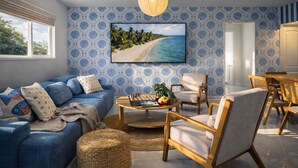 Een woonkamer met een bank, stoelen, een salontafel en een aan de muur bevestigde televisie.
