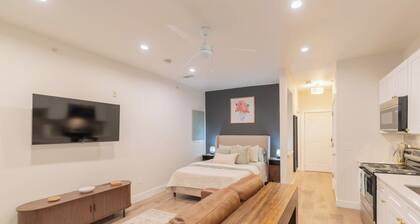 Studio 402 - Chic Studio Apartment