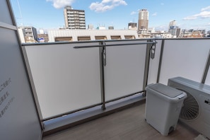 Standard-Apartment, Veranda, Stadtblick | Unterkunftsgelände