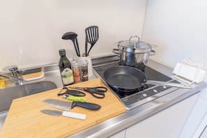 Standard-Apartment, Veranda, Stadtblick | Eigene Küche | Großer Kühlschrank, Mikrowelle, Herdplatte