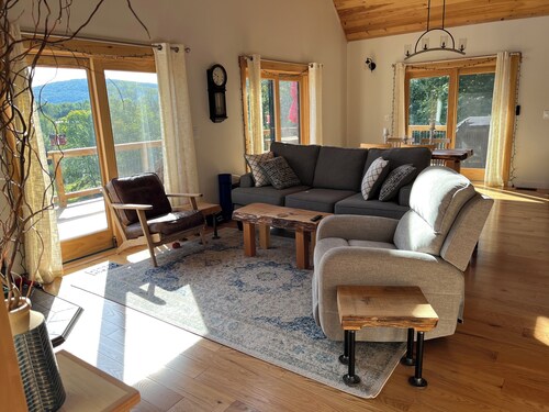 3-bedroom chalet in with mountain views, walking paths and private swimming pond