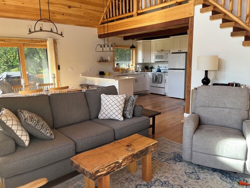 3-bedroom chalet in with mountain views, walking paths and private swimming pond