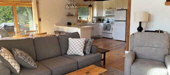 3-bedroom chalet in with mountain views, walking paths and private swimming pond