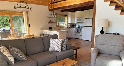 3-bedroom chalet in with mountain views, walking paths and private swimming pond