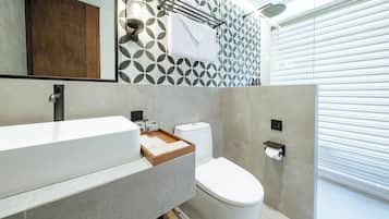 Suíte, vista para a piscina | Banheiro | Secador de cabelo, toalhas de banho, sabonete, shampoo