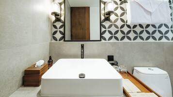Suíte, vista para a piscina | Banheiro | Secador de cabelo, toalhas de banho, sabonete, shampoo