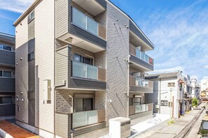 A multi-story residential building with balconies, large windows, and a modern architectural design. - FDS Luxe (OSAKA/NISHINARIKU/HANAZONOMINAMI)