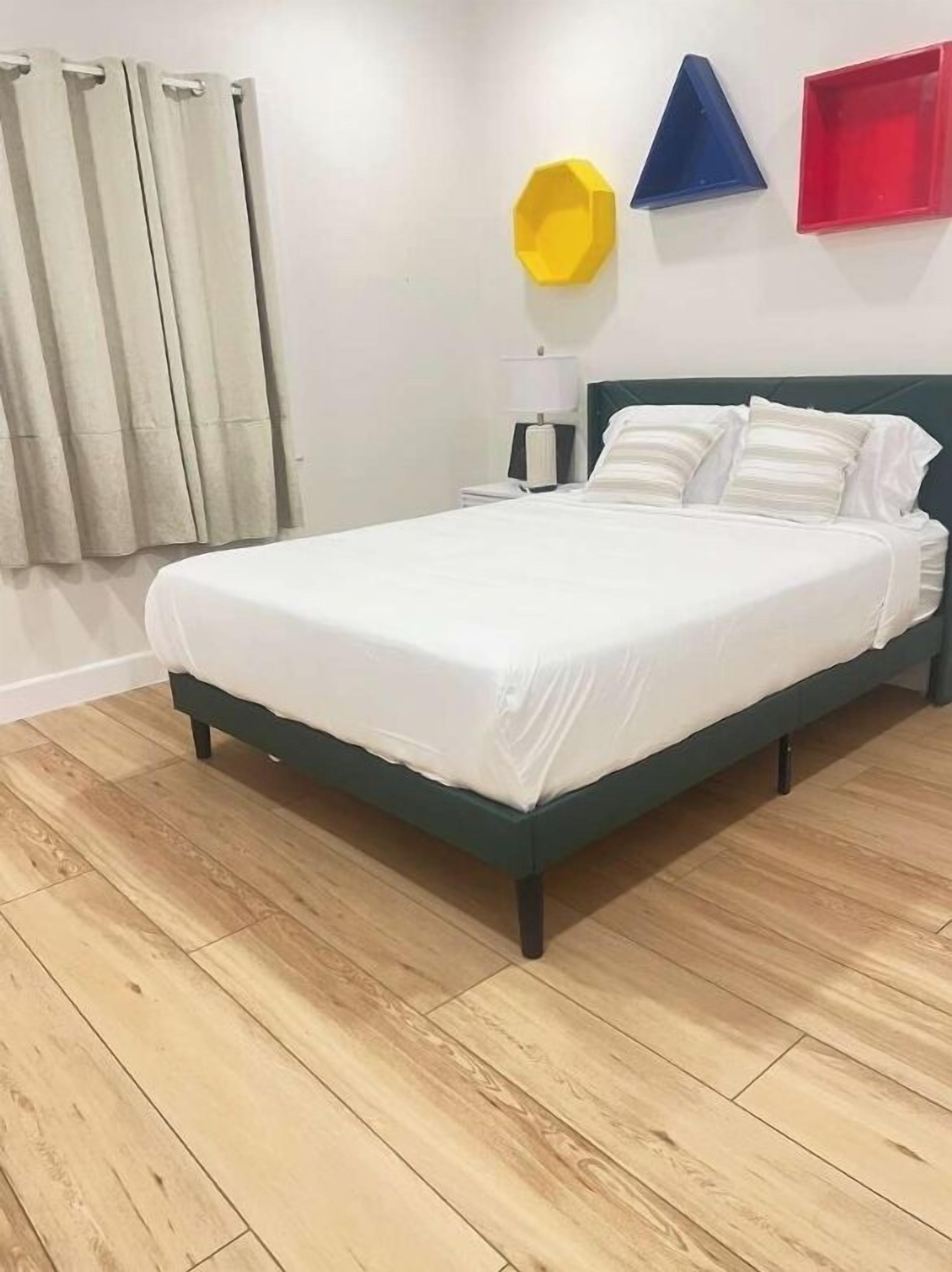 Tabla de planchar con plancha, wifi y ropa de cama 