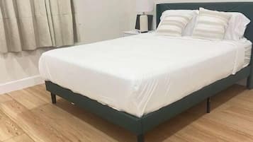 Tabla de planchar con plancha, wifi y ropa de cama
