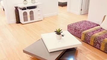 5 bedrooms, iron/ironing board, WiFi, bed sheets
