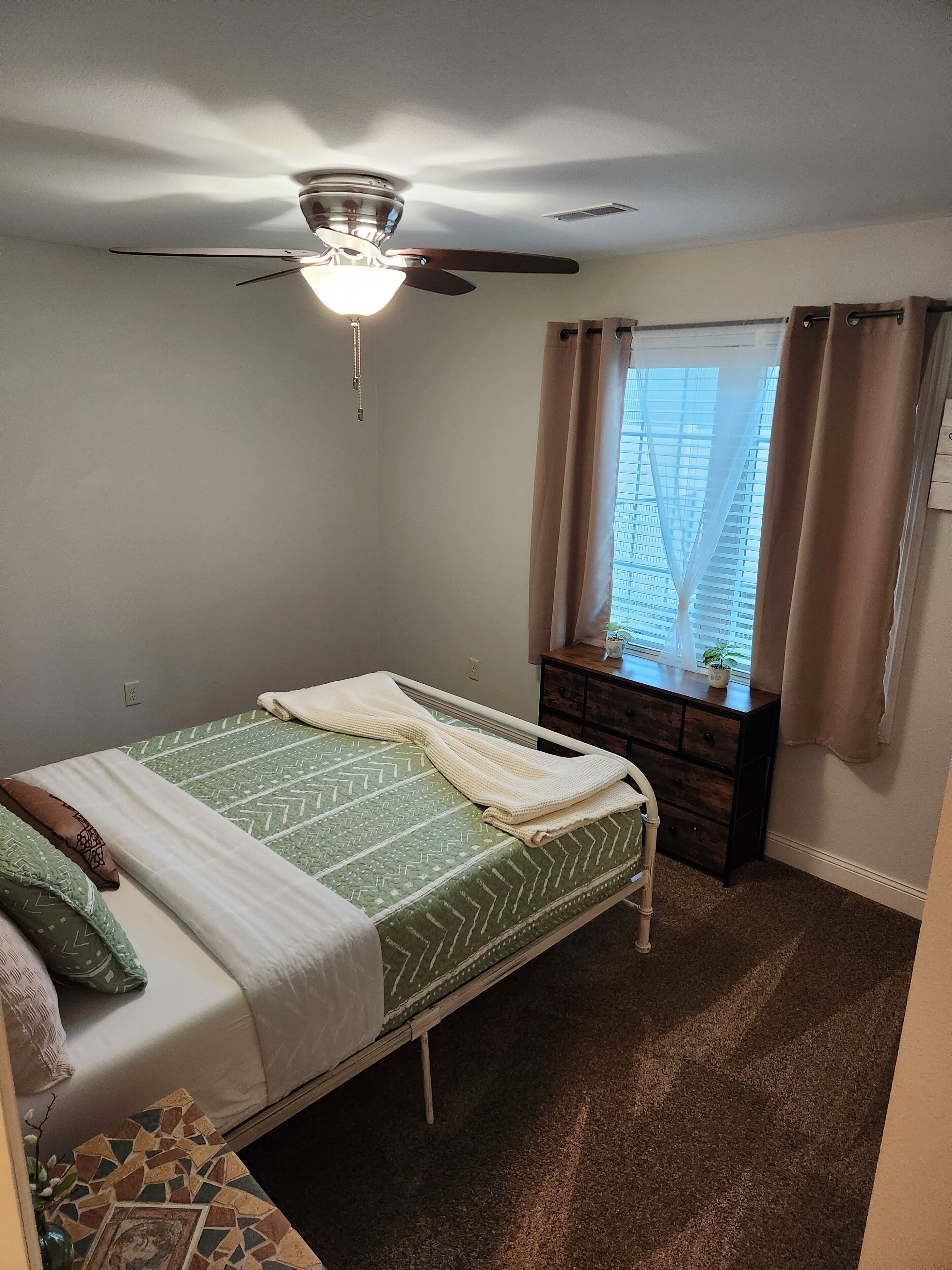 2 habitaciones, tabla de planchar con plancha, wifi y ropa de cama 