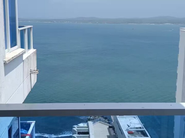 A high-rise building with a view of the sea and distant hills. - 17th Floor, Ocean View (Cartagena de Indias)