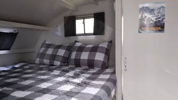 1 bedroom, bed sheets
