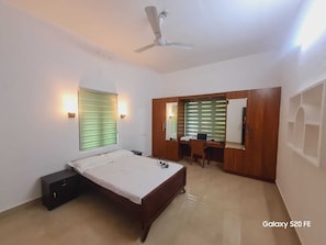 3 bedrooms, desk, free WiFi, bed sheets