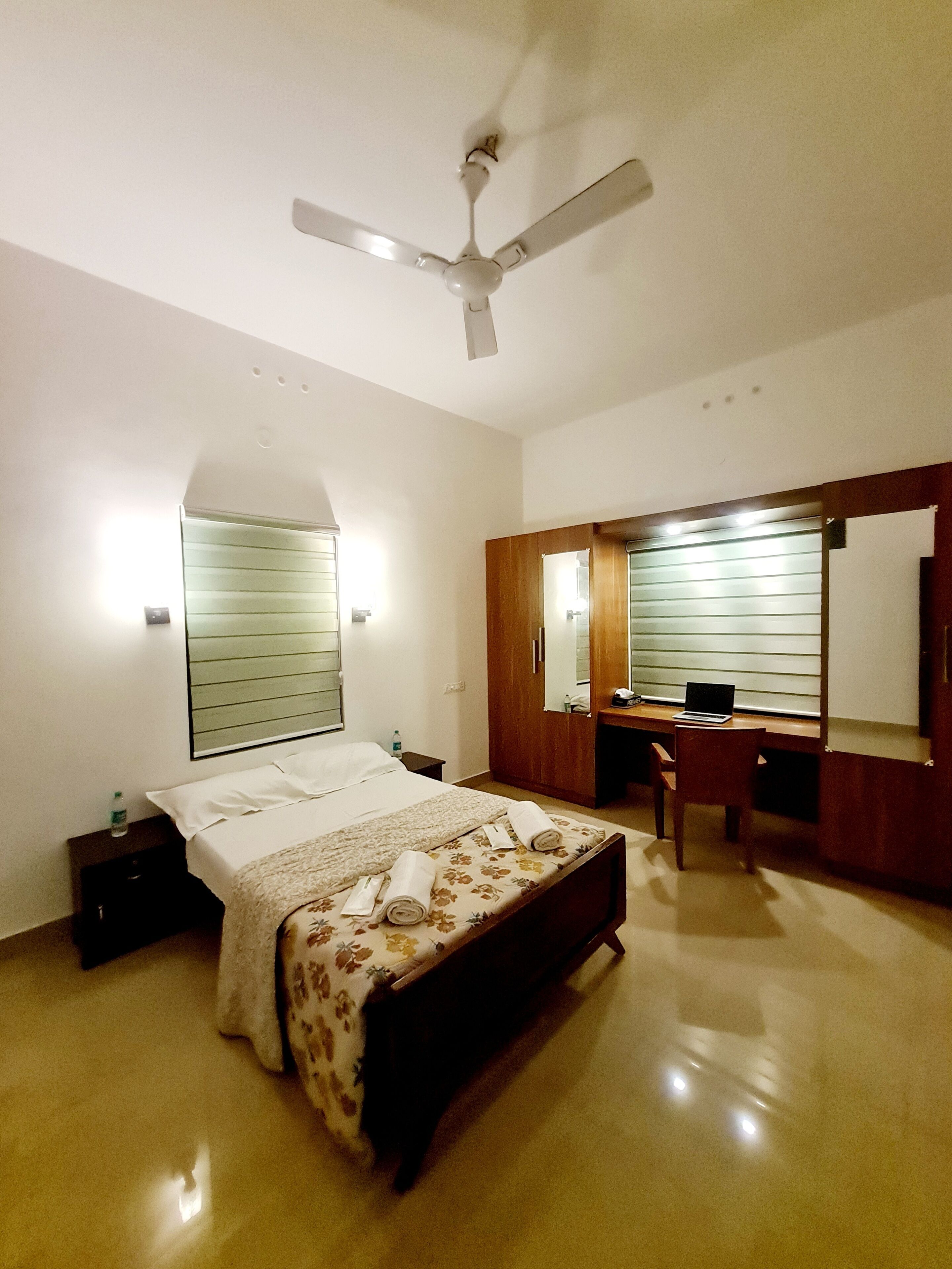 3 chambres, bureau, Wi-Fi gratuit, draps fournis