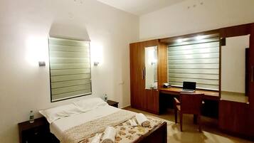 3 chambres, bureau, Wi-Fi gratuit, draps fournis