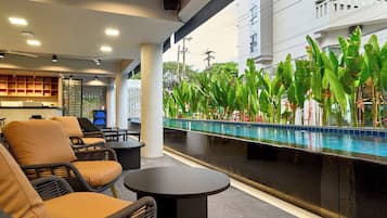 Bar en bord de piscine
