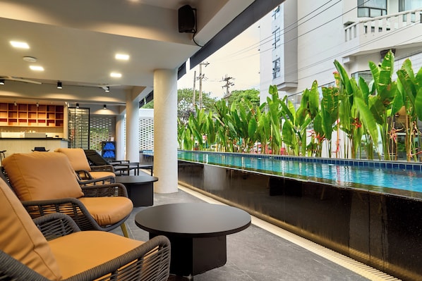 Bar junto a la piscina
