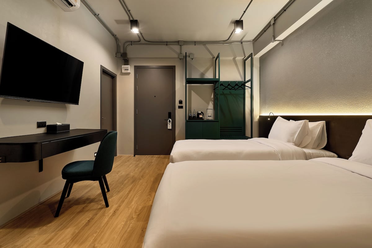 Superior-Zweibettzimmer | Zimmersafe, Schreibtisch, laptopgeeigneter Arbeitsplatz, Reisekinderbett
